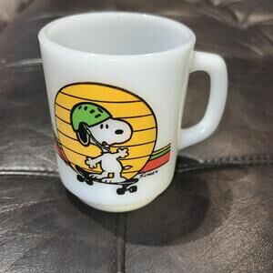 1958 FIRE KING Anchor Hocking SNOOPY Skate Boarding Milk Glass Mug Vintage RARE
